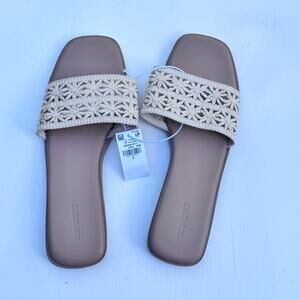 Old Navy Women's  Crafted Flower Design Totally Natural Slip On Sandals  Sz 8